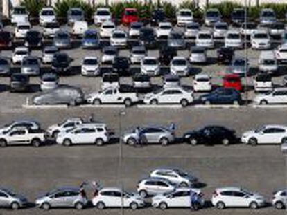 Autom&oacute;viles de General Motors aparcados en una campa.