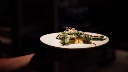 Primeras acelgas crujientes, un plato del restaurante Pabú, del chef Coco Montes.