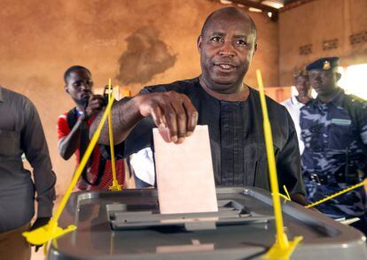 Évariste Ndayishimiye deposita su voto durante las elecciones celebradas el pasado miércoles en su colegio electoral de Gitega, en Burundi.