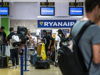 Pasajeros en los mostradores de Ryanair en el aeropuerto de Girona.
