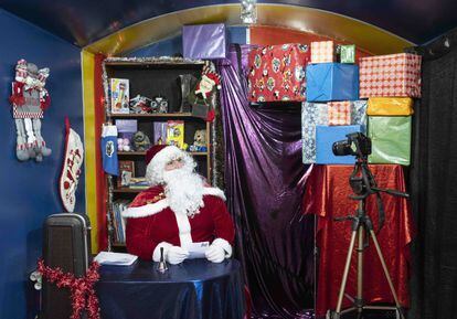 Héctor Fuentes vestido de Papá Noel delante de la cámara en su estudio, dentro de un contenedor industrial en Leganés.