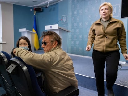 El actor y director Sean Penn asiste a una conferencia de prensa en la Oficina Presidencial en Kiev, Ucrania, el 24 de febrero.