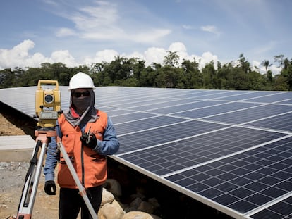 Un empleado de una planta de energía solar en Colombia, en 2019.