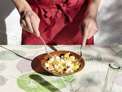 Oriol Blanes prepara una ensalada.