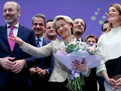 La presidenta de la Comisión Europea, Ursula von der Leyen (centro), flanqueada por el líder del Partido Popular Europeo, Manfred Weber, y la presidenta del Parlamento Europeo, Roberta Metsola, este jueves en Bucarest.