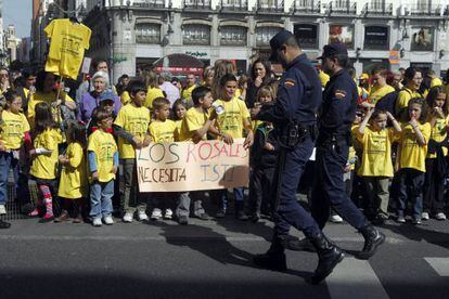 Manifestación para reclamar el fin de las obras en cinco colegios públicos de Madrid, en la Puerta del Sol.