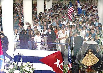 Los admiradores de Celia Cruz se despiden delante del féretro de la cantante, cubierto con la bandera cubana.
