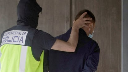 Un agente traslada a uno de los seis detenidos por la muerte de Samuel Luiz, el viernes pasado en el edificio de los juzgados de A Coruña.