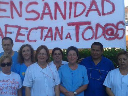 Trabajadores del Hospital San Carlos, a la entrada de su centro.