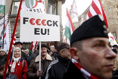 Simpatizantes del partido de extrema derecha Jobbik protestan contra la UE en Budapest.