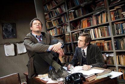 Dominic West (Ben Butley), a la izquierda, y Martin Hutson (Joey), en una escena de <i>Butley.</i>