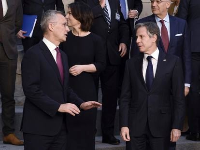 En primer plano, desde la izquierda, el secretario general de la OTAN, Jens Stoltenberg, conversa con el secretario de Estado estadounidense, Anthony Blinken.