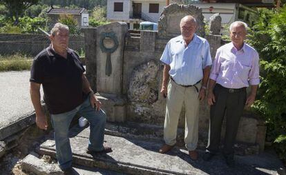 Jesús Rodríguez (izquierda), Amancio Vila y Emilio Romero, ante el monumento a las víctimas del accidente de autobús.