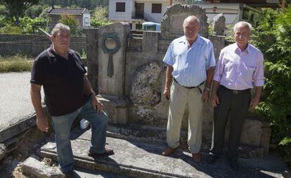 Jes&uacute;s Rodr&iacute;guez (izquierda), Amancio Vila y Emilio Romero, ante el monumento a las v&iacute;ctimas del accidente de autob&uacute;s.