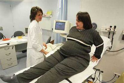 Una embarazada en la consulta de obstetricia del hospital Transfronterizo de Puigcerdà (Girona).