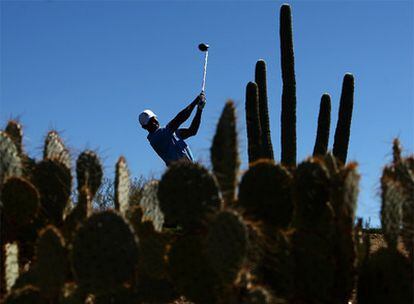 Tiger Woods golpea la bola en la primera jornada del Match Play de Arizona.