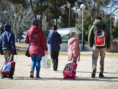 La familia Peña Mora camina por el barrio del Pilar, después de recoger a los niños en el colegio, el 8 de marzo.