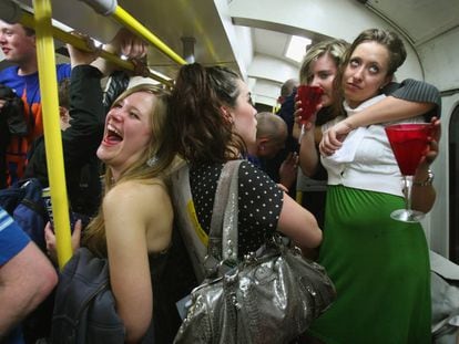 Algunos pasajeros en el metro de Londres bebiendo alcohol. Esta fiesta tuvo lugar en junio de 2008 como despedida simbólica, pues en esa fecha se prohibió consumir alcohol a bordo.