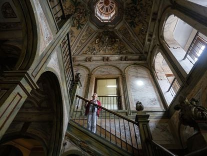 Rosa Carmona, directora del Colegio Calasanz, en la escalera barroca de la casa del fotógrafo francés Jean Laurent en Alcalá de Henares.
