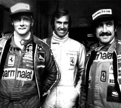 Los pilotos de Fórmula 1 de la escudería Ferrari en 1976. Desde la izquierda, Niki Lauda, Clay Ragazzoni y Carlos Reutemann, en el circuito de Monza (Italia).