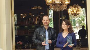 La ganadora y el finalista del premio de novela histórica Edhasa, Herminia Luque y José Manuel Aparicio, hoy en Barcelona.