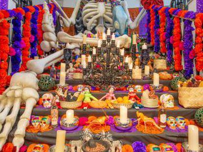 El gran altar del Día de Muertos en Casa de México.