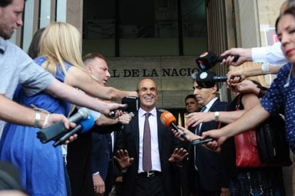 El jefe de los servicios de Inteligencia de Argentina, Gustavo Arribas, sale de los tribunales en Buenos Aires tras declarar en enero de 2017.
