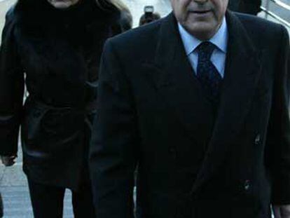 Florentino Pérez y Pitina, su esposa, llegan ayer al hospital La Fe.