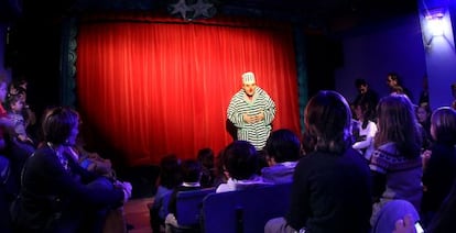 Representación de la obra 'Bombalino y Cuchufleta, dos payasos de peseta', en el Teatro La Estrella-Petxina, en Valencia.