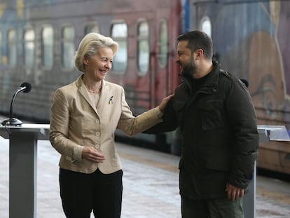La presidenta de la Comisión Europea, Ursula von der Leyen, y el presidente de Ucrania, Volodímir Zelenski, el 4 de noviembre en Kiev.