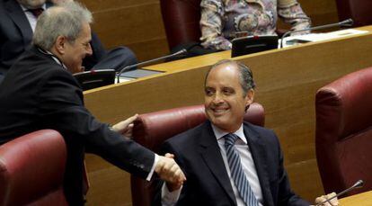 El expresidente de la Generalitat Francisco Camps, esta mi&eacute;rcoles, saluda a Alfonso Rus en las Cortes.