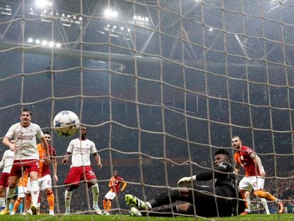 Ziyech mete su segundo gol al United ante la mirada de Onana, este miércoles en Estambul.