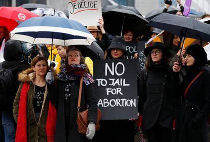 Paro de mujeres en Bruselas, en el cartel: "No a la cárcel para quien aborta".