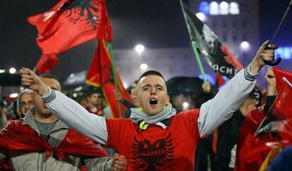 Aficionados de Albania celebran en Tirana la hist&oacute;rica clasificaci&oacute;n. 
