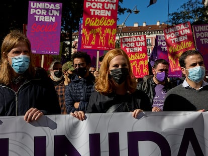 Pablo Fernández, Lilith Verstrynge, y el ministro de Consumo, Alberto Garzón, en una manifestación que reivindica el ferrocarril el 24 de octubre en Madrid.