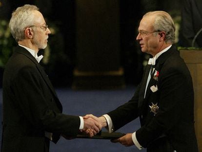 J. M. Coetzee recibe el Nobel 2003 de manos del Rey de Suecia.