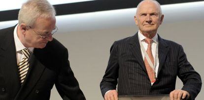 El presidente de Volkswagen Ferdinand Piech, a la derecha, junto al consejero delegado, Martin Winterkorn. 