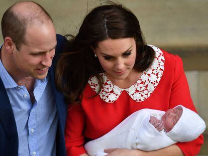 Kate Middleton y Guillermo, este 23 de abril, al salir del hospital tras el alumbramiento de su tercer hijo.