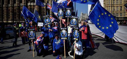 Manifestantes a favor de la Unión Europea protestan en Londres por el Brexit. 