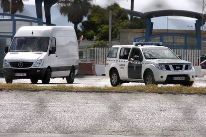 Un vehículo de la Guardia Civil escolta el furgón que lleva parte del tesoro extraído por la empresa estadounidense Odyssey, en La Línea (Cádiz).