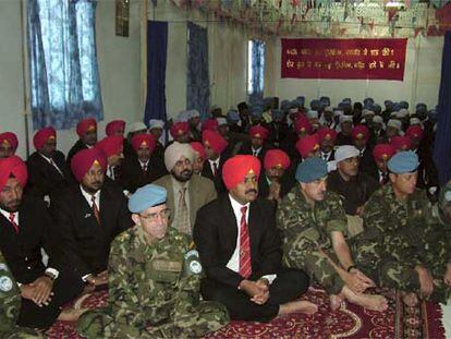 El general Juan Bautista García Sánchez, a la izquierda, ayer durante la fiesta india en el sur de Líbano.