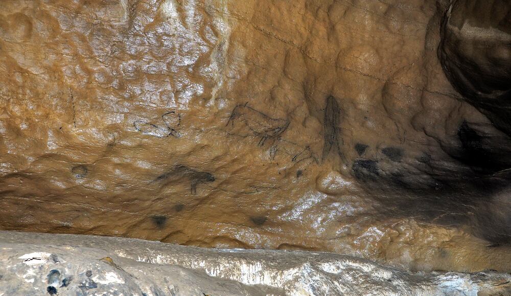 Figuras humanas y animales en la Sala de las Pinturas de la cueva de Ojo Guareña (Burgos).