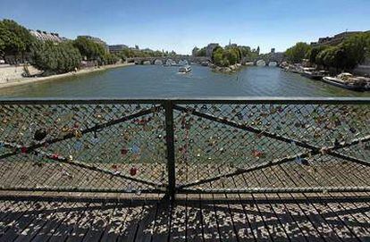 El Pont des Arts, repleto de candados, sobre el río Sena, en París.