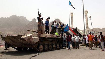Yemeníes en un tanque de leales al presidente yemení el 8 de abril.