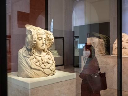 Una visitante observa la Dama de Elche en el Museo Arqueológico Nacional.