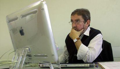 El periodista Jos&eacute; Vicente Aleixandre en su despacho en el peri&oacute;dico Levante-EMV.