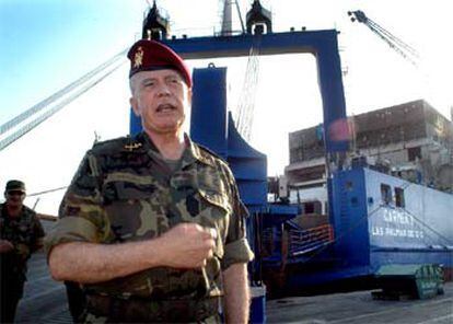 El jefe de la Fuerza de Maniobra, el general Juan Ortuño, junto al buque.