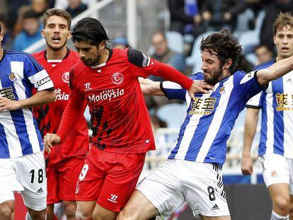 Granero disputa el bal&oacute;n con Banega.