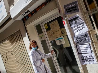 Una sanitaria entra en centro de Salud Palma Norte, en Madrid, lleno de carteles contra la política sanitaria de la Comunidad de Madrid.