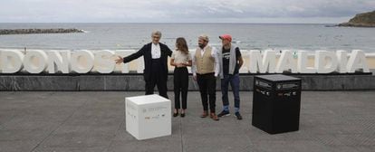 El realizador alemán, Wim Wenders (primero por la izquierdai), posa junto a los actores, Alicia Vikander, y Celyn Jones, y el escritor Jonathan M. Legard, tras presentar su película 'Inmersión', en la edición 65 del festival de cine de San Sebastián.